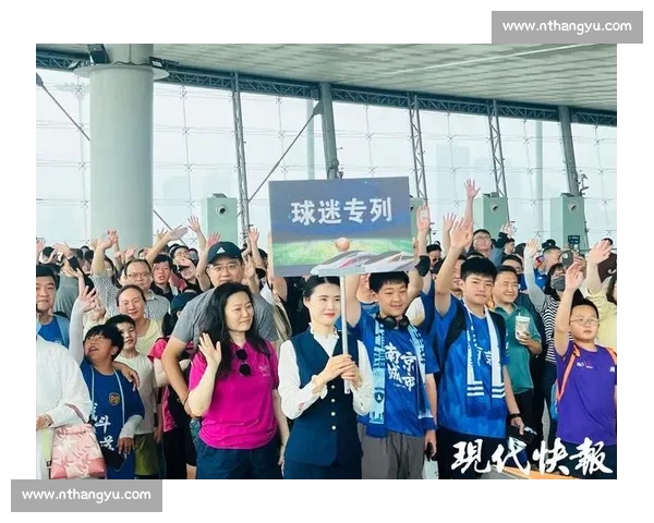 扔掉小马扎！跨省球迷夜奔 300 公里 “潜入” 苏超现场