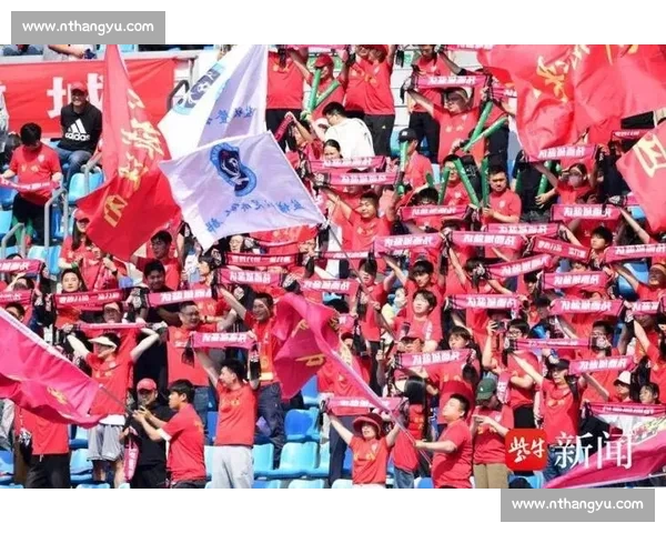 扔掉小马扎！跨省球迷夜奔 300 公里 “潜入” 苏超现场